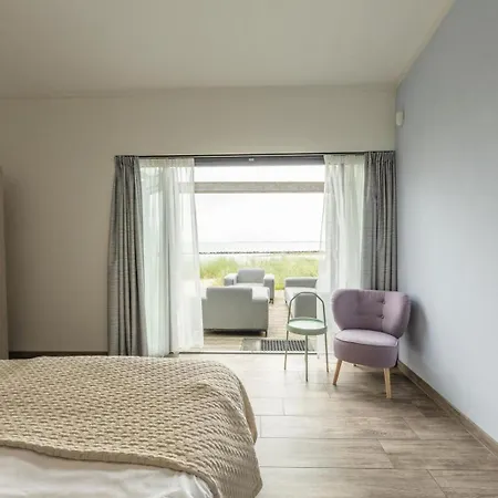 77 - Beachfront | Directly On The With Views Over The Water אאודורפ