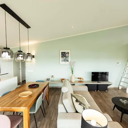 77 - Beachfront | Directly On The With Views Over The Water 奥德多普
